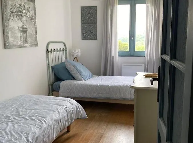 Maison Sur Cour Et Veranda *