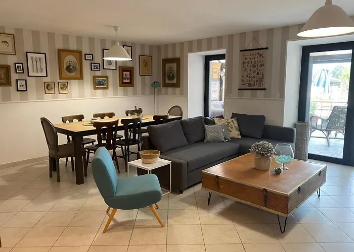Maison Sur Cour Et Veranda *