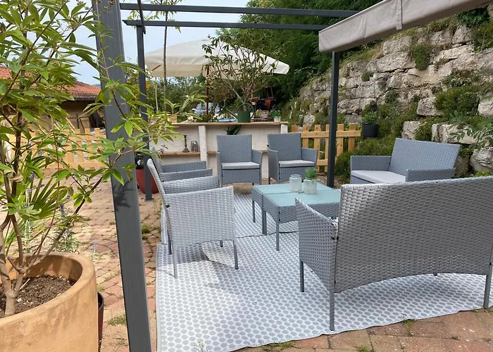 Maison Sur Cour Et Veranda *