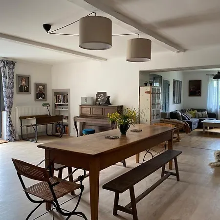 Maison Sur Cour Et Veranda *