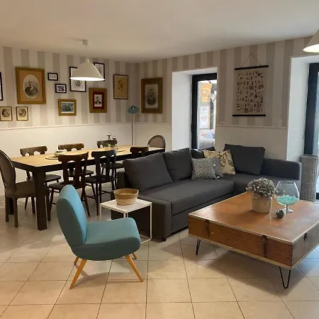 Maison Sur Cour Et Veranda *