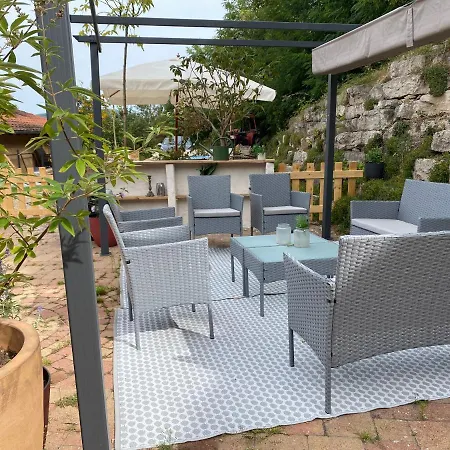 Maison Sur Cour Et Veranda *